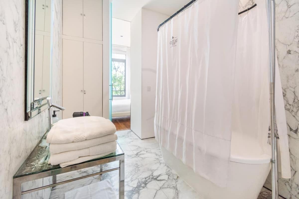 Lovely Faena & Residences *